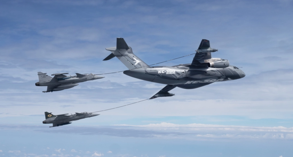 fab F-39E KC-390 Millennium refuel mid air