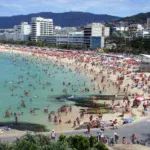 beach tourists brazil brasil breaks record