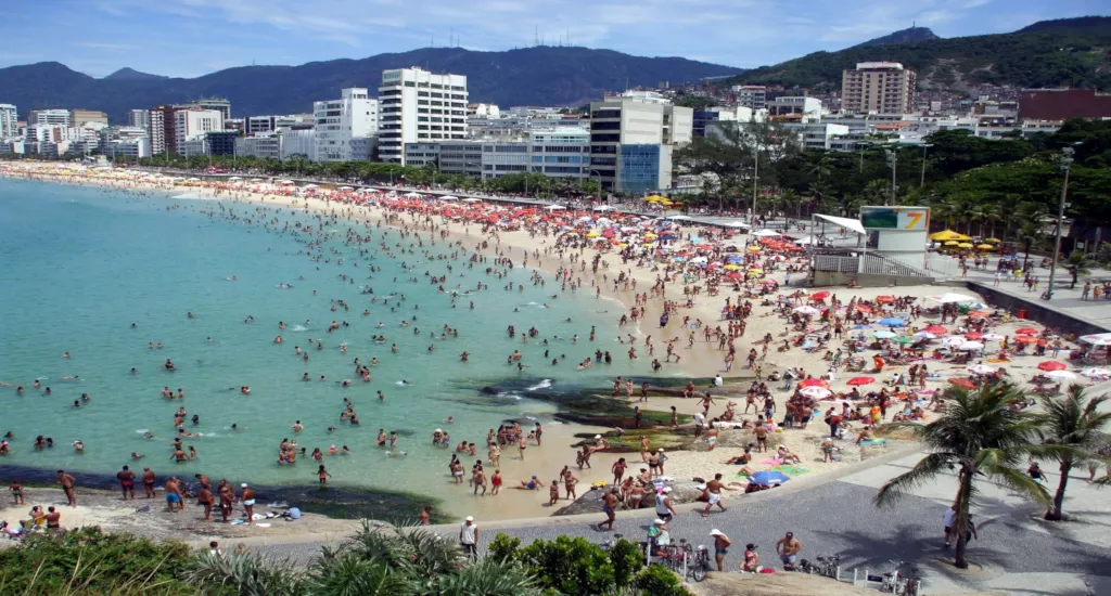 beach tourists brazil brasil breaks record